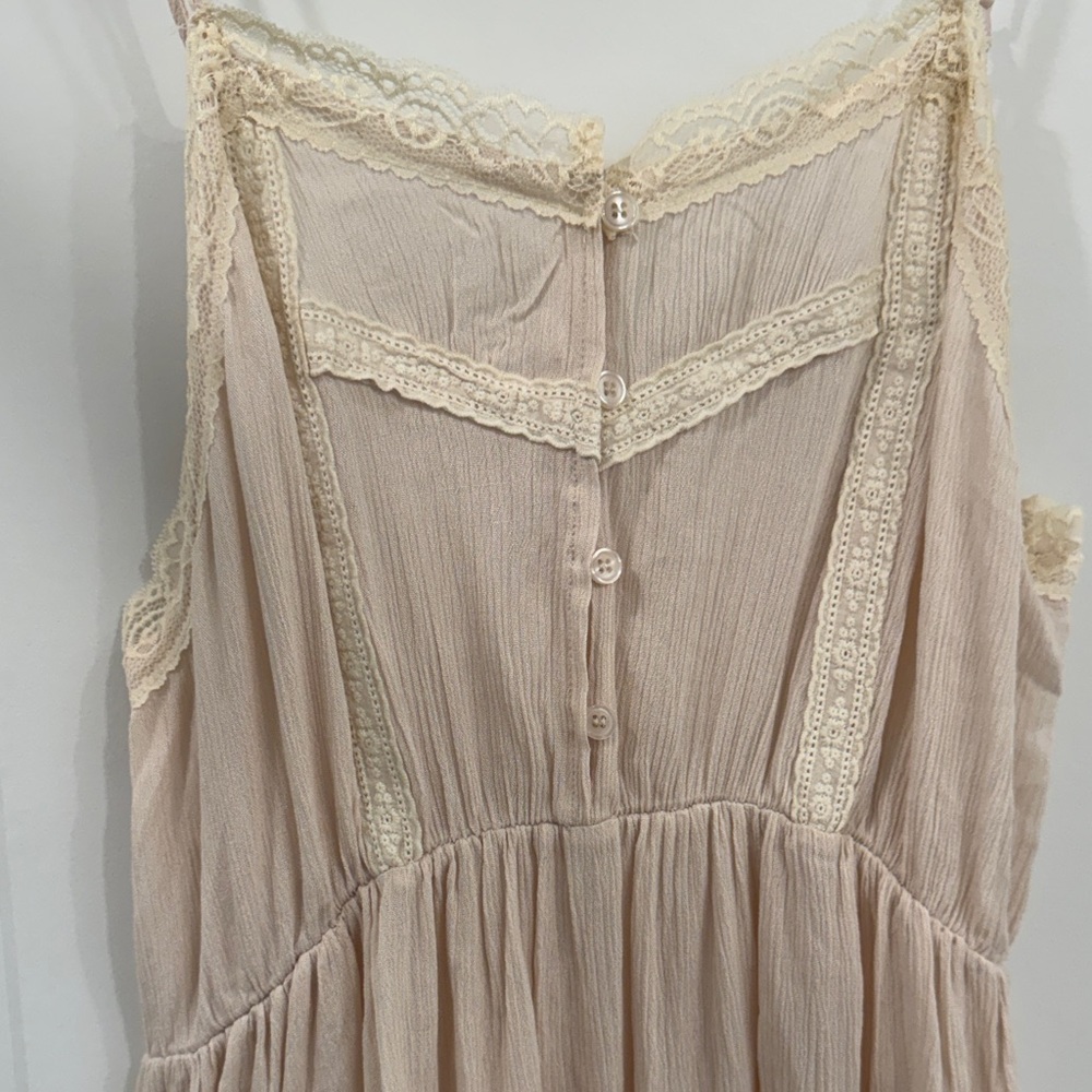 Chic Strapless Cream Dress with Lace Accents - Picture 5 of 7